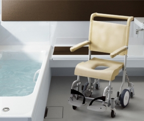 水周り車椅子　6輪タイプ（ソフト小穴シート仕様）
